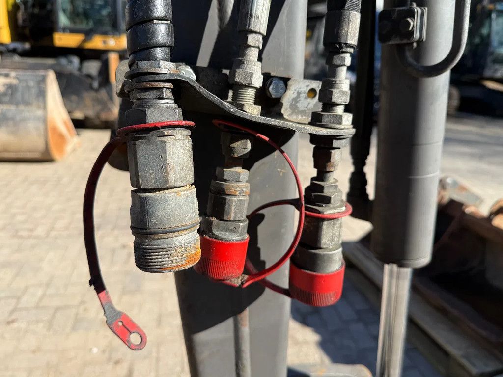 Volvo ECR25D 4 buckets