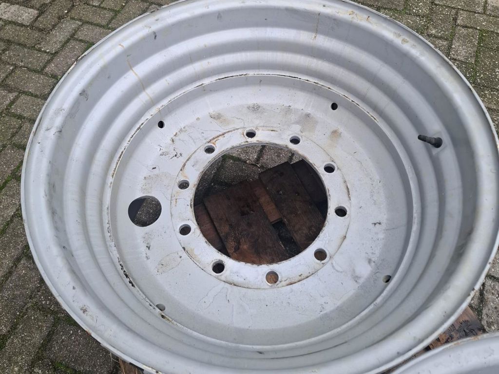 Massey Ferguson VELGEN 28X20 INCH