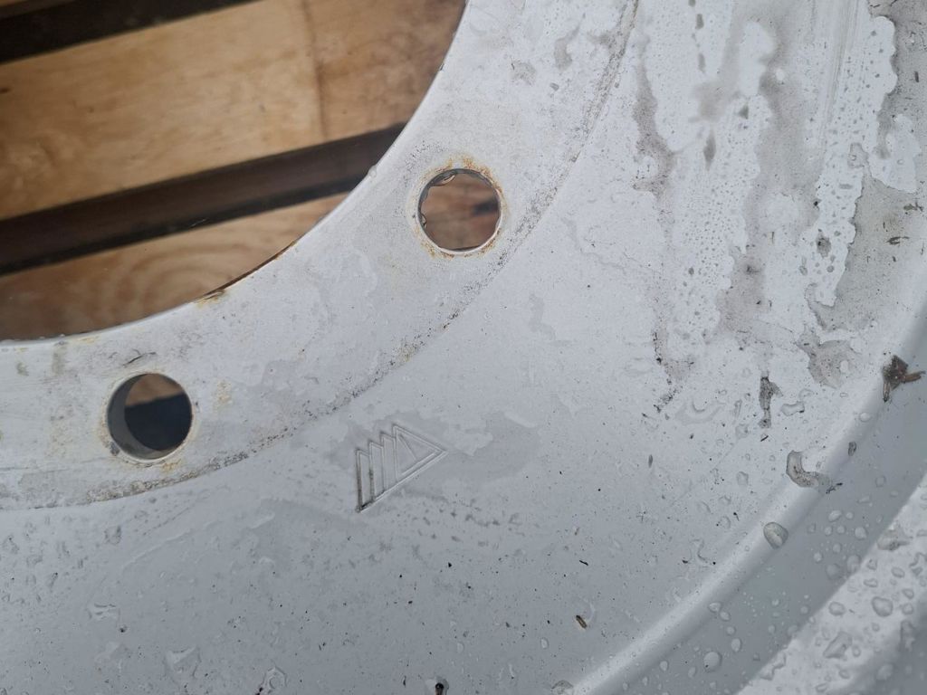 Massey Ferguson VELGEN 28X18 INCH