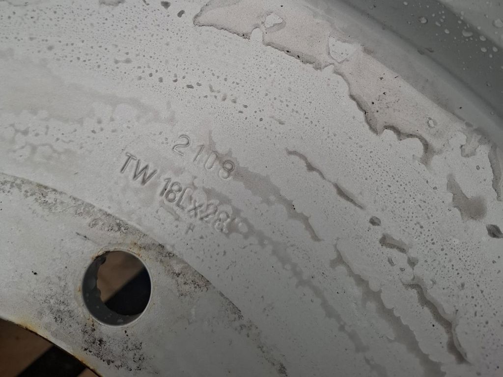 Massey Ferguson VELGEN 28X18 INCH