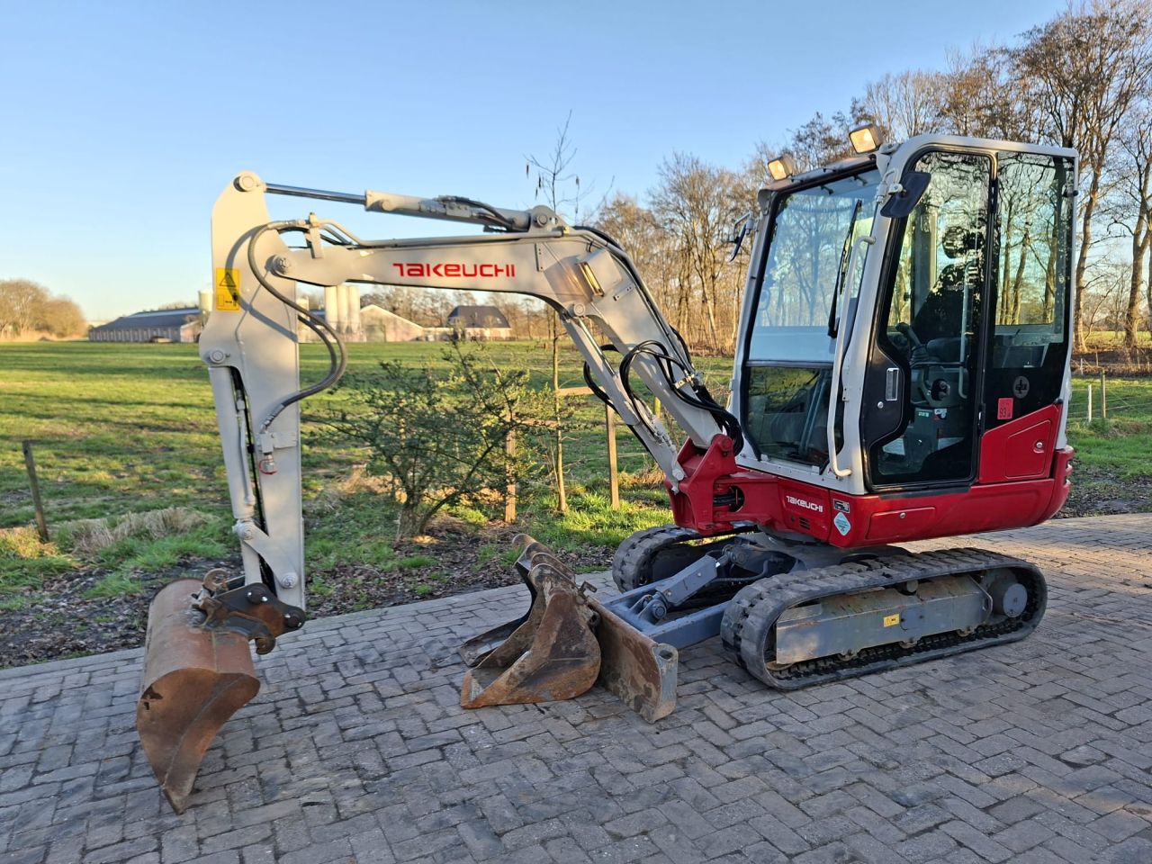 Takeuchi TB230 | bj 2017 | 2733uur | 3 bakken