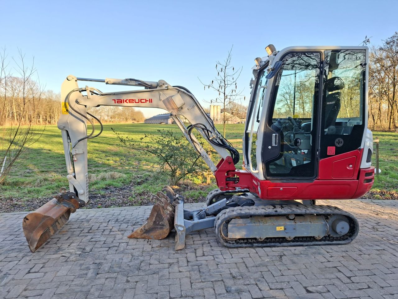 Takeuchi TB230 | bj 2017 | 2733uur | 3 bakken