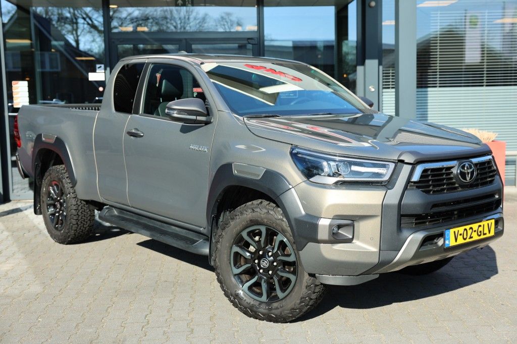 Toyota Hilux 2.8 D-4D X-TRA CAB INVINCIBLE A/T 4WD VAN