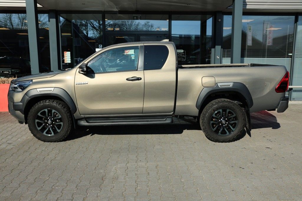 Toyota Hilux 2.8 D-4D X-TRA CAB INVINCIBLE A/T 4WD VAN
