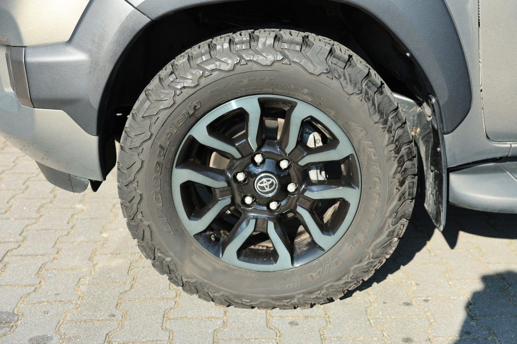 Toyota Hilux 2.8 D-4D X-TRA CAB INVINCIBLE A/T 4WD VAN