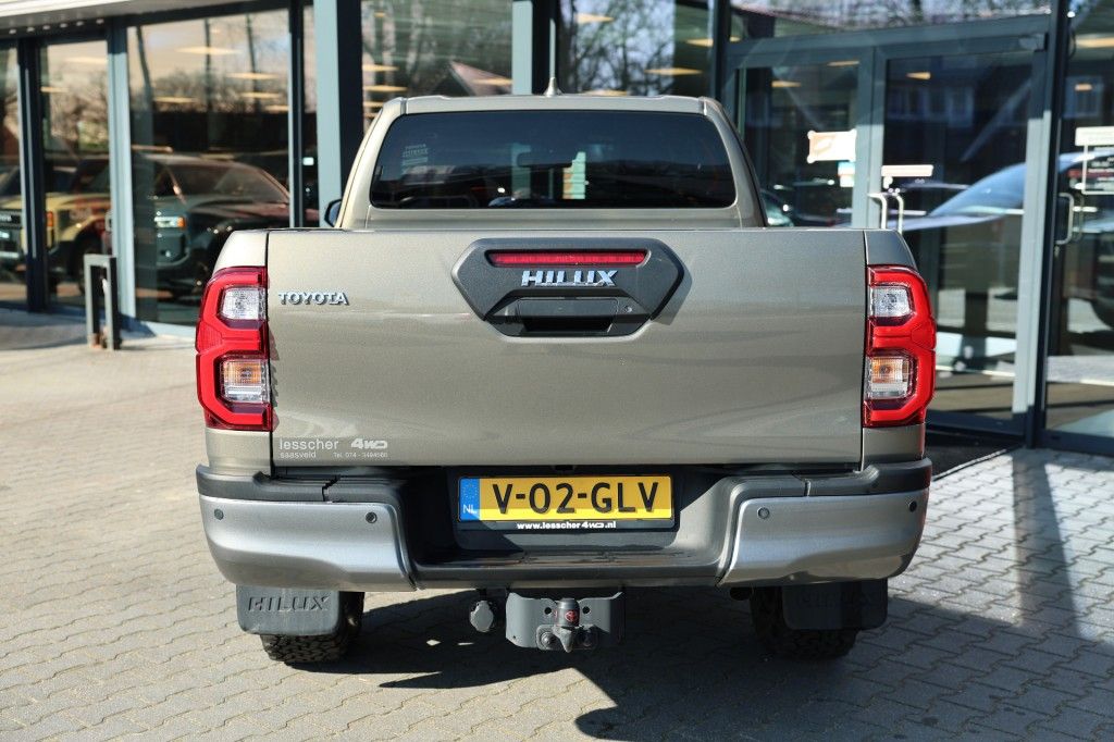 Toyota Hilux 2.8 D-4D X-TRA CAB INVINCIBLE A/T 4WD VAN