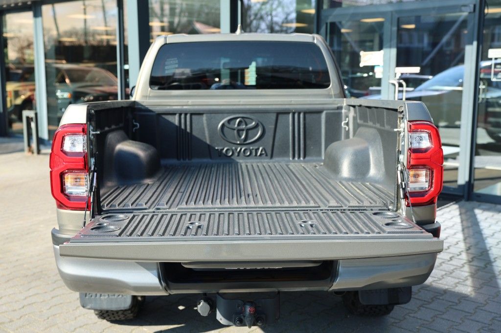 Toyota Hilux 2.8 D-4D X-TRA CAB INVINCIBLE A/T 4WD VAN