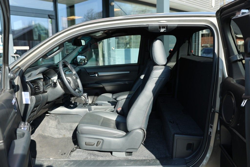 Toyota Hilux 2.8 D-4D X-TRA CAB INVINCIBLE A/T 4WD VAN