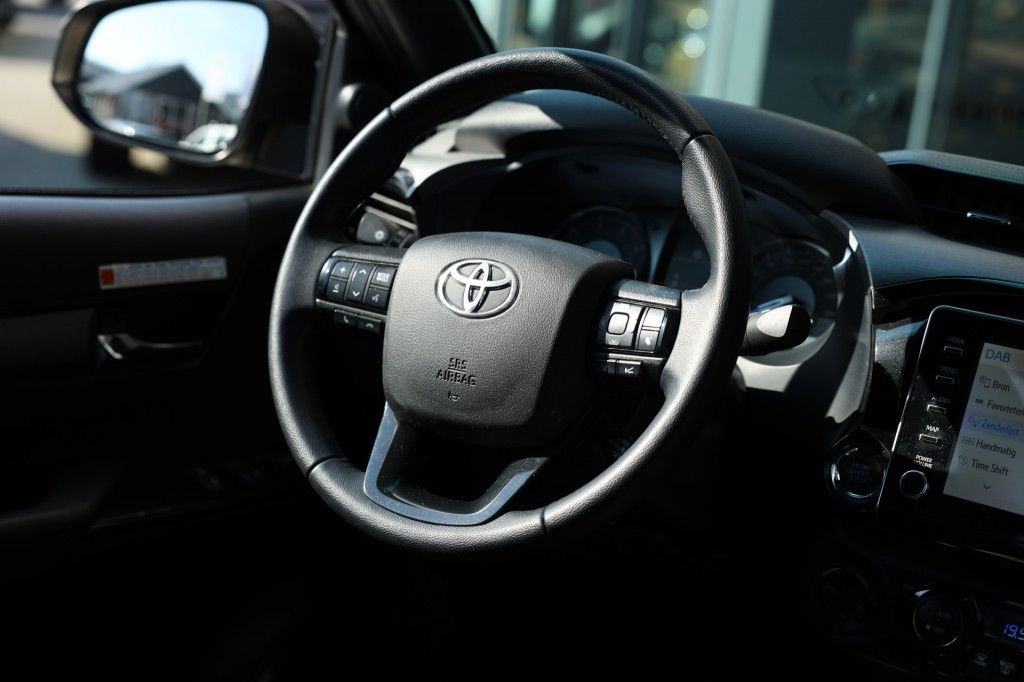 Toyota Hilux 2.8 D-4D X-TRA CAB INVINCIBLE A/T 4WD VAN