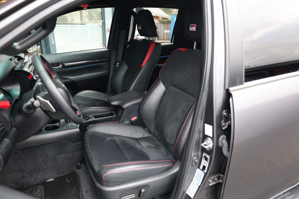 Toyota Hilux 2.8 D-4D DUBBEL CABIN GR SPORT A/T 2 ZITS 4WD VAN