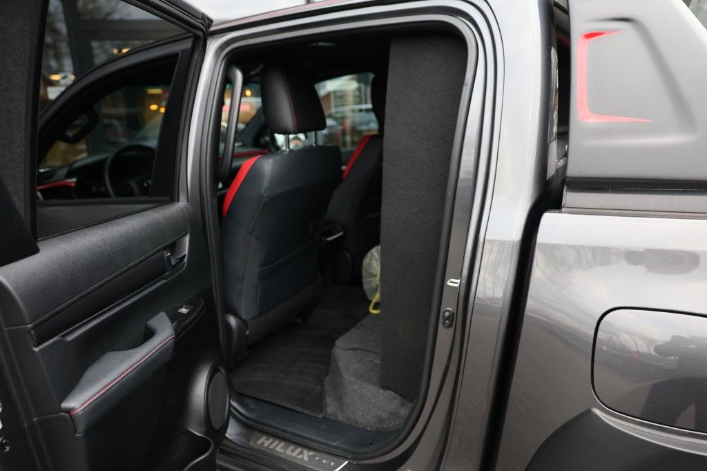 Toyota Hilux 2.8 D-4D DUBBEL CABIN GR SPORT A/T 2 ZITS 4WD VAN