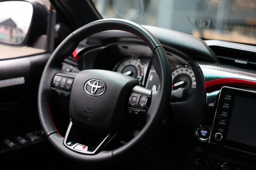 Toyota Hilux 2.8 D-4D DUBBEL CABIN GR SPORT A/T 2 ZITS 4WD VAN