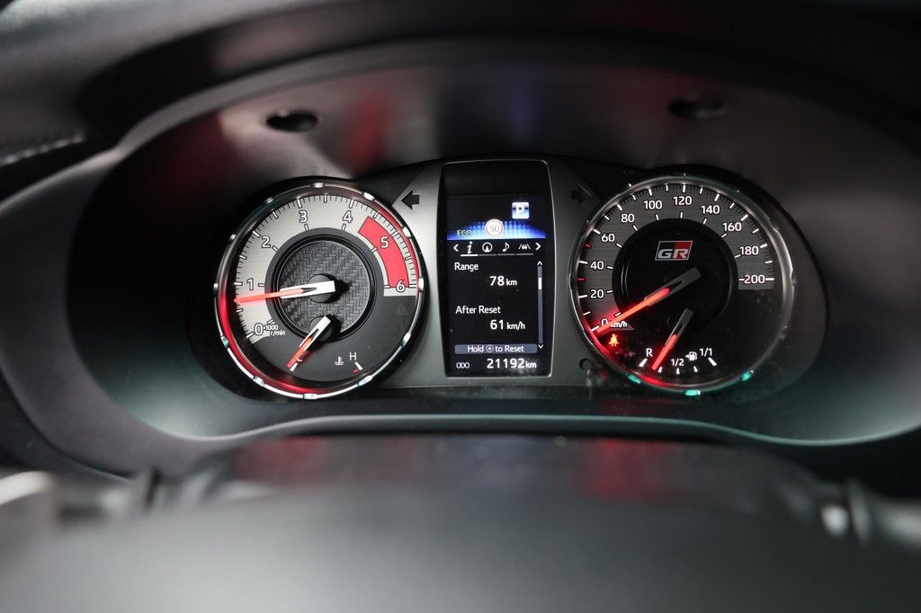 Toyota Hilux 2.8 D-4D DUBBEL CABIN GR SPORT A/T 2 ZITS 4WD VAN