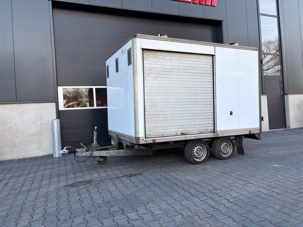 Geschlossener Anhänger BCW D22 2016 mit Schraubenkompressoreinheit