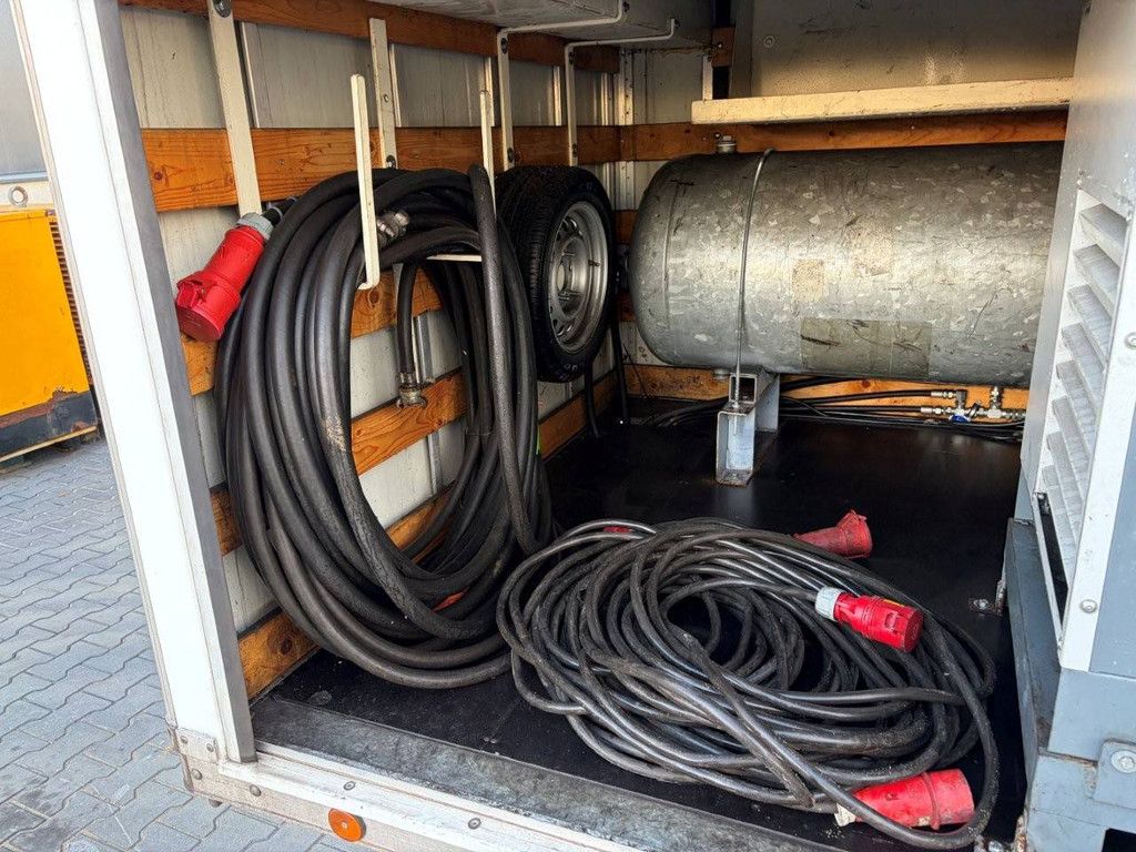 Geschlossener Anhänger BCW D22 2016 mit Schraubenkompressoreinheit