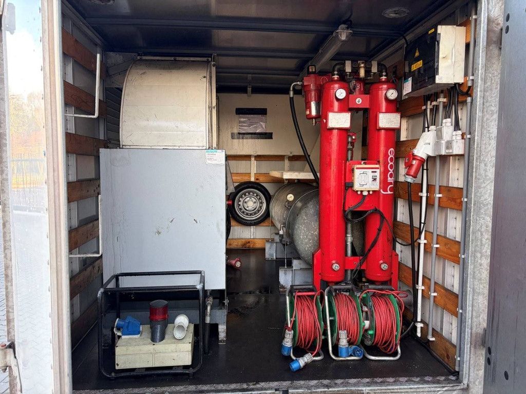 Geschlossener Anhänger BCW D22 2016 mit Schraubenkompressoreinheit