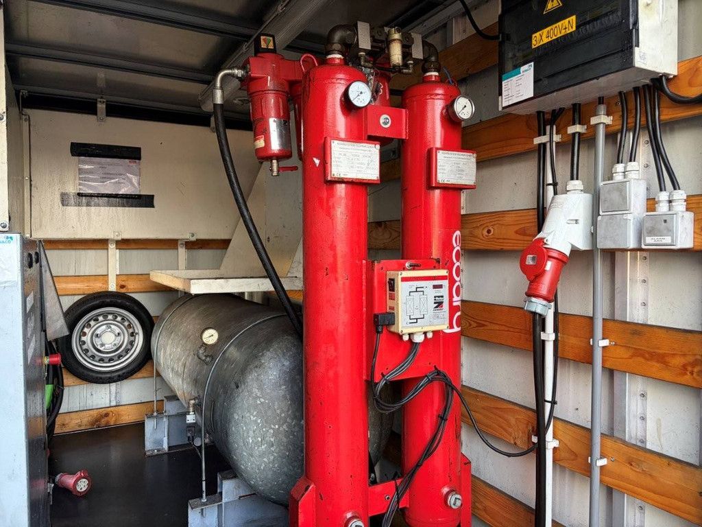 Geschlossener Anhänger BCW D22 2016 mit Schraubenkompressoreinheit