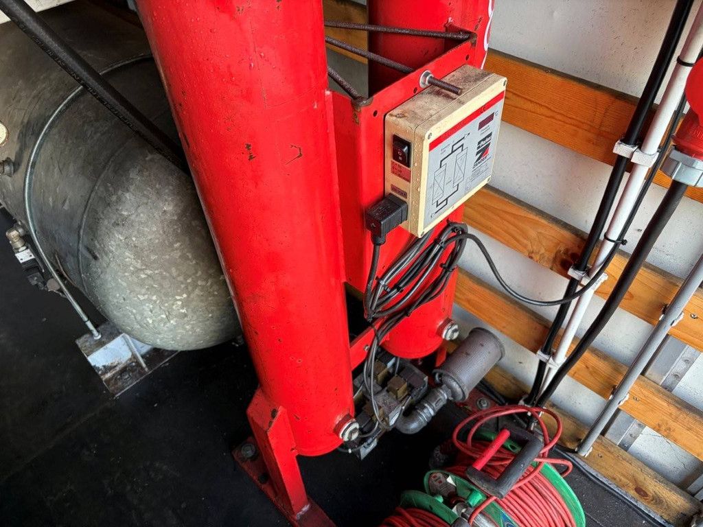 Geschlossener Anhänger BCW D22 2016 mit Schraubenkompressoreinheit