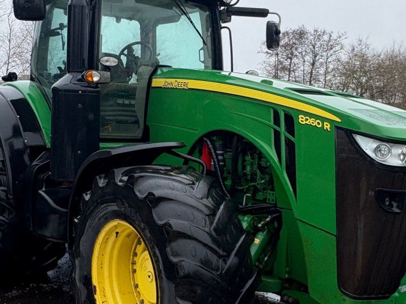 John Deere 8260R