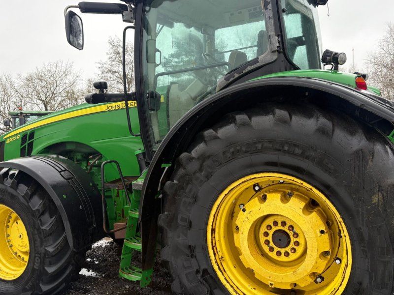 John Deere 8260R