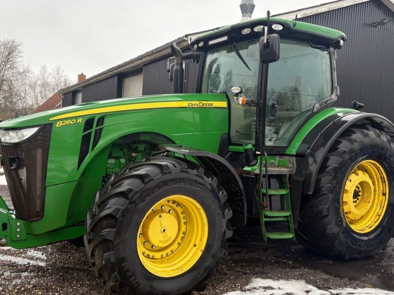John Deere 8260R