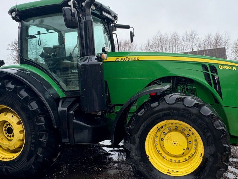 John Deere 8260R