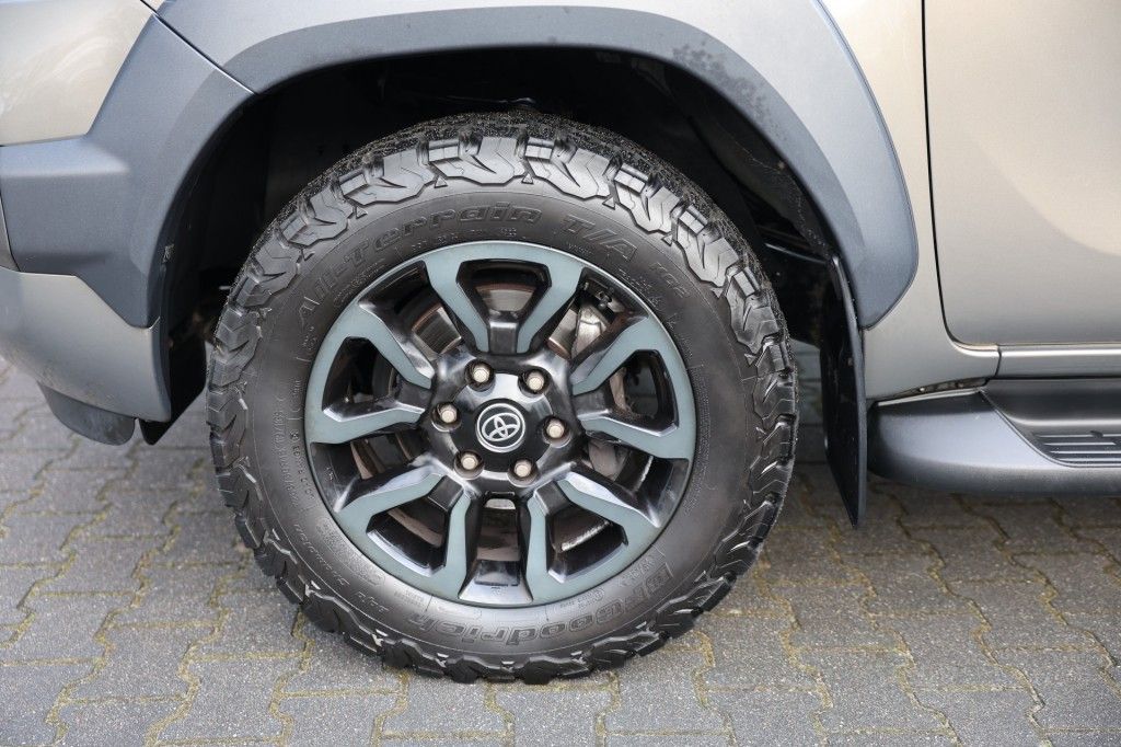 Toyota Hilux 2.8 D-4D X-TRA CAB INVINCIBLE A/T 4WD VAN