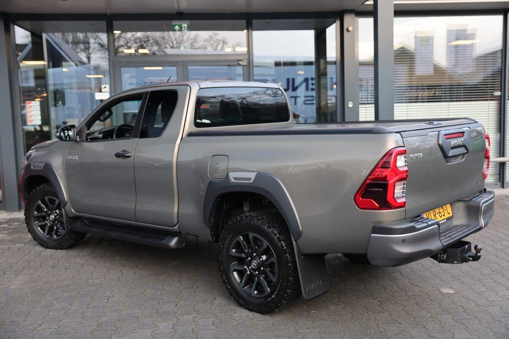 Toyota Hilux 2.8 D-4D X-TRA CAB INVINCIBLE A/T 4WD VAN