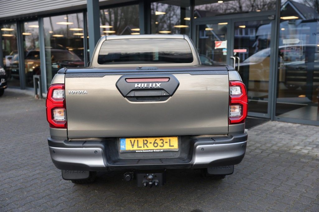 Toyota Hilux 2.8 D-4D X-TRA CAB INVINCIBLE A/T 4WD VAN