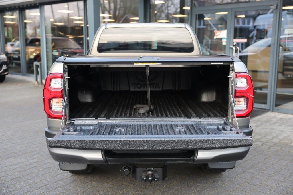 Toyota Hilux 2.8 D-4D X-TRA CAB INVINCIBLE A/T 4WD VAN