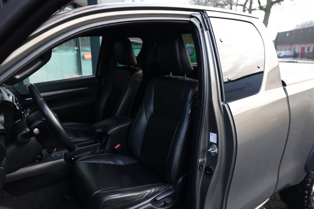 Toyota Hilux 2.8 D-4D X-TRA CAB INVINCIBLE A/T 4WD VAN