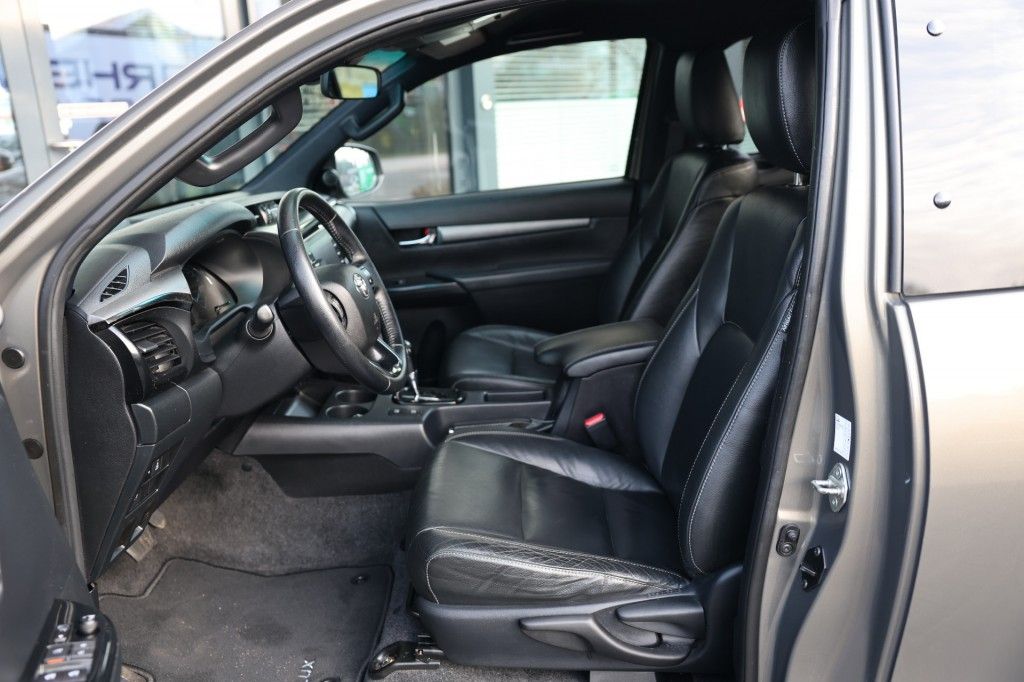 Toyota Hilux 2.8 D-4D X-TRA CAB INVINCIBLE A/T 4WD VAN