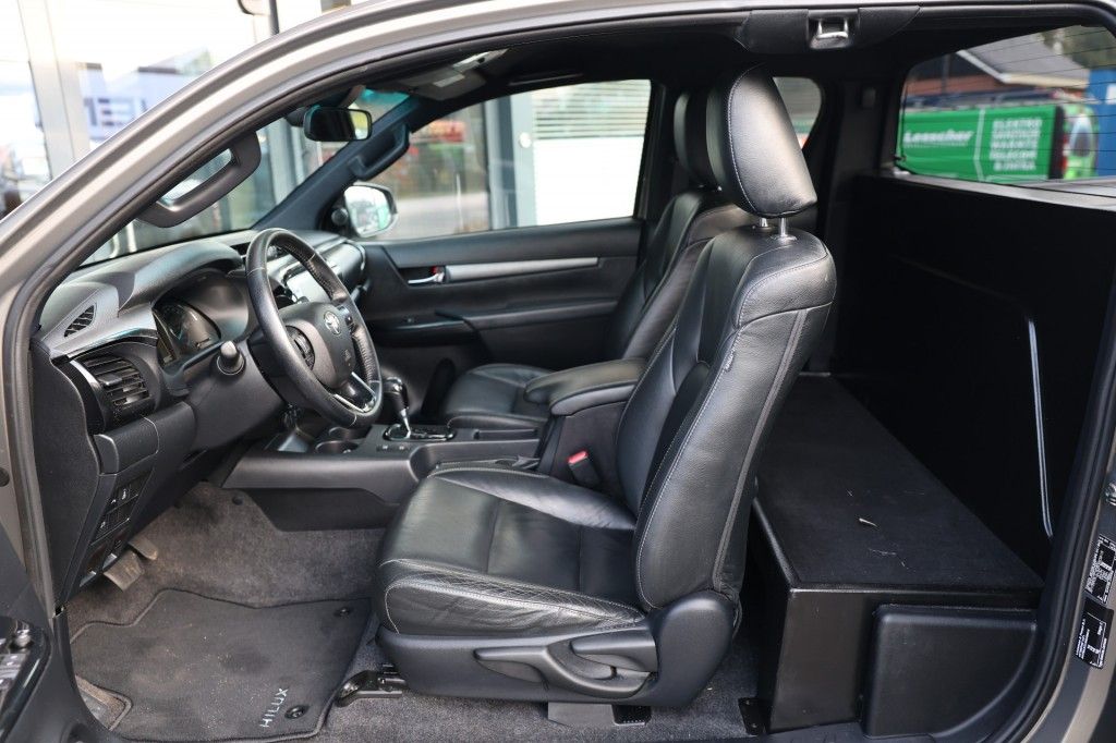 Toyota Hilux 2.8 D-4D X-TRA CAB INVINCIBLE A/T 4WD VAN