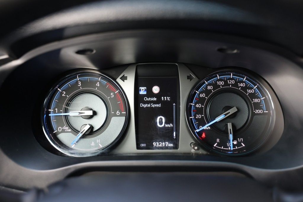 Toyota Hilux 2.8 D-4D X-TRA CAB INVINCIBLE A/T 4WD VAN