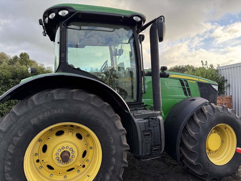 John Deere 7..230R