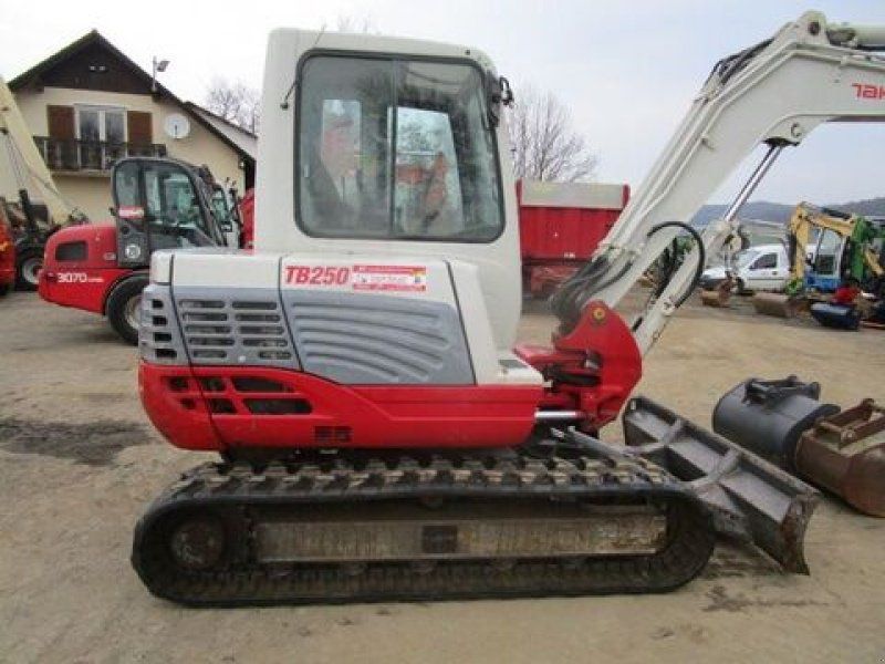 Takeuchi TB 250 POWERTILT + Schnellwechsler + 3 Löffel