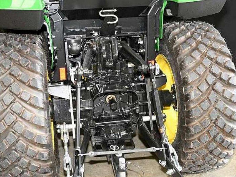 John Deere 2032R TRAKTOR