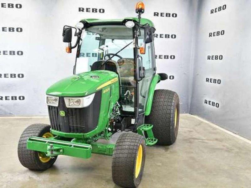 John Deere 4052R TRAKTOR