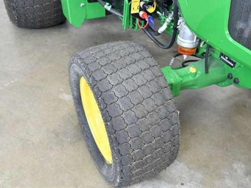 John Deere 4052R TRAKTOR