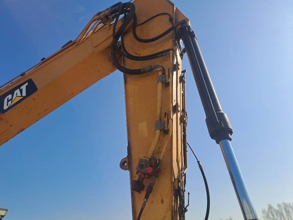CAT 323 (Integrated Trimble GPS + Tilt Bucket)