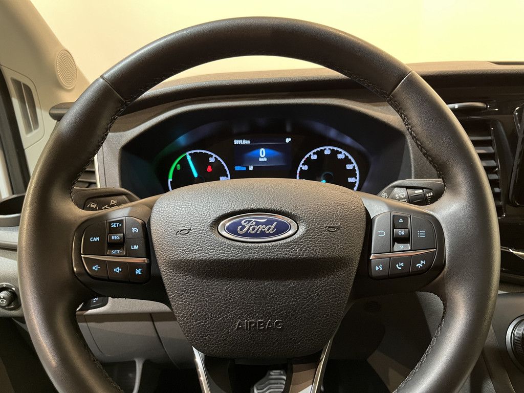 Ford E-Transit 350 L2H2 Trend 68 kWh / 100% Elektrisch !! / Airco / Cruise Control / CarPlay / Camera / Navigatie / 3-Zits / 5.100 KM !!
