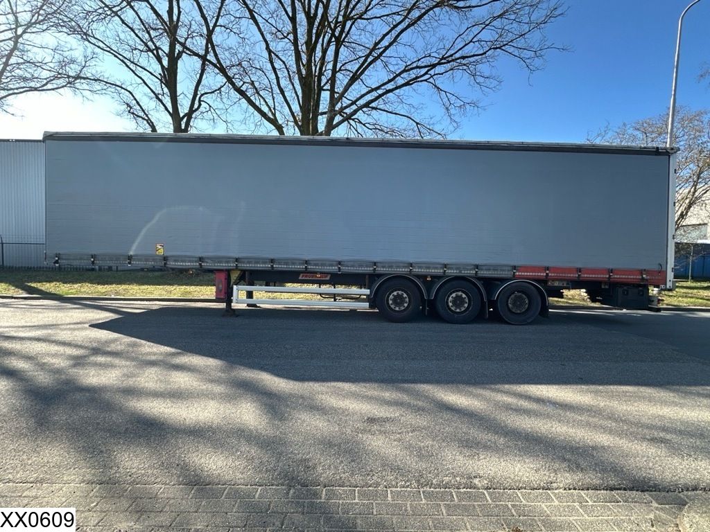 Fruehauf Tautliner Lift axle