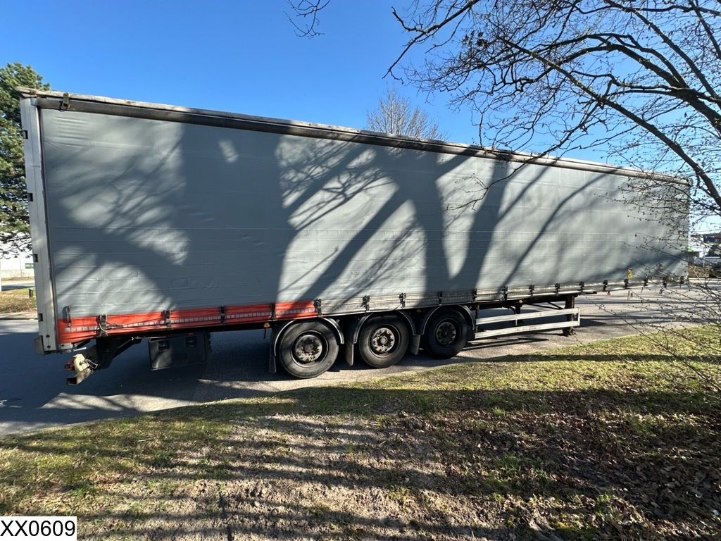 Fruehauf Tautliner Lift axle