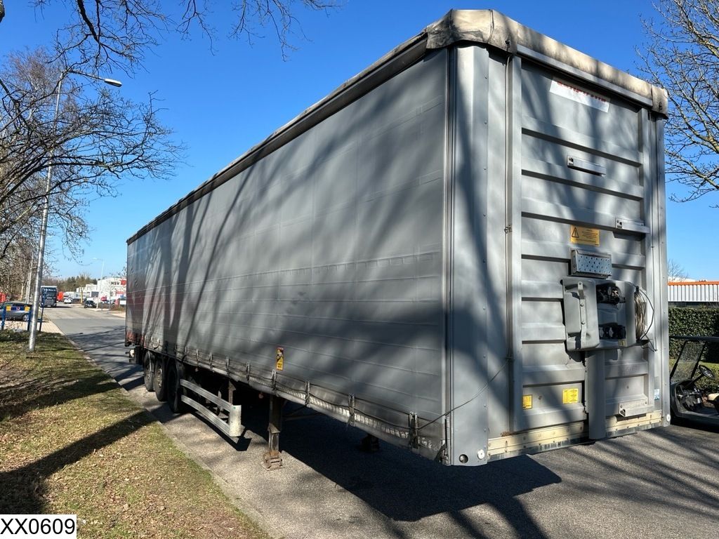 Fruehauf Tautliner Lift axle