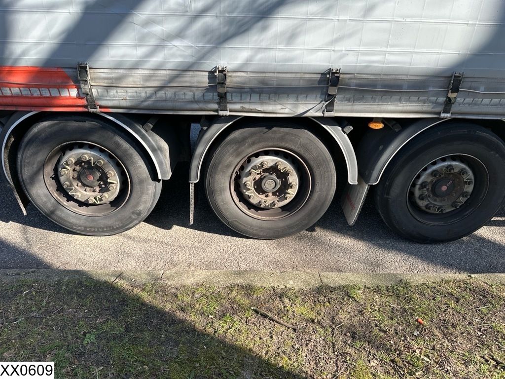 Fruehauf Tautliner Lift axle