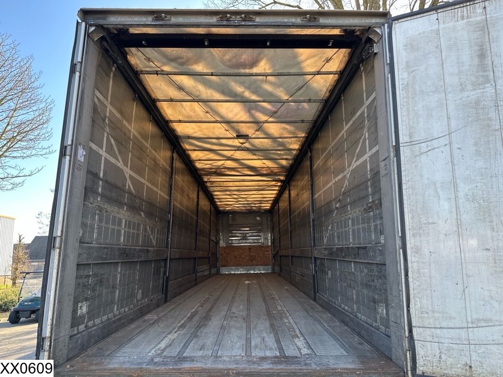 Fruehauf Tautliner Lift axle