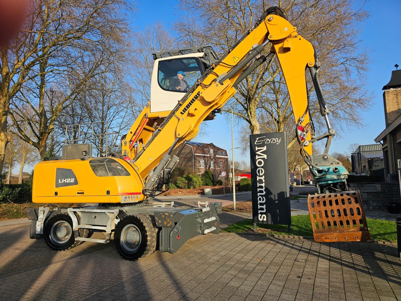 Liebherr LH 22M With sorting Grab