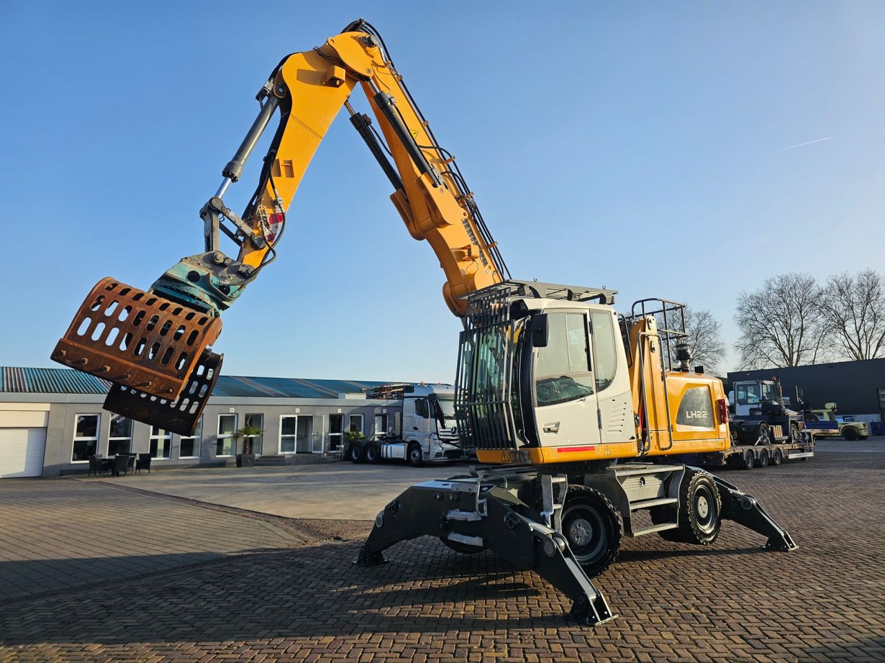 Liebherr LH 22M With sorting Grab