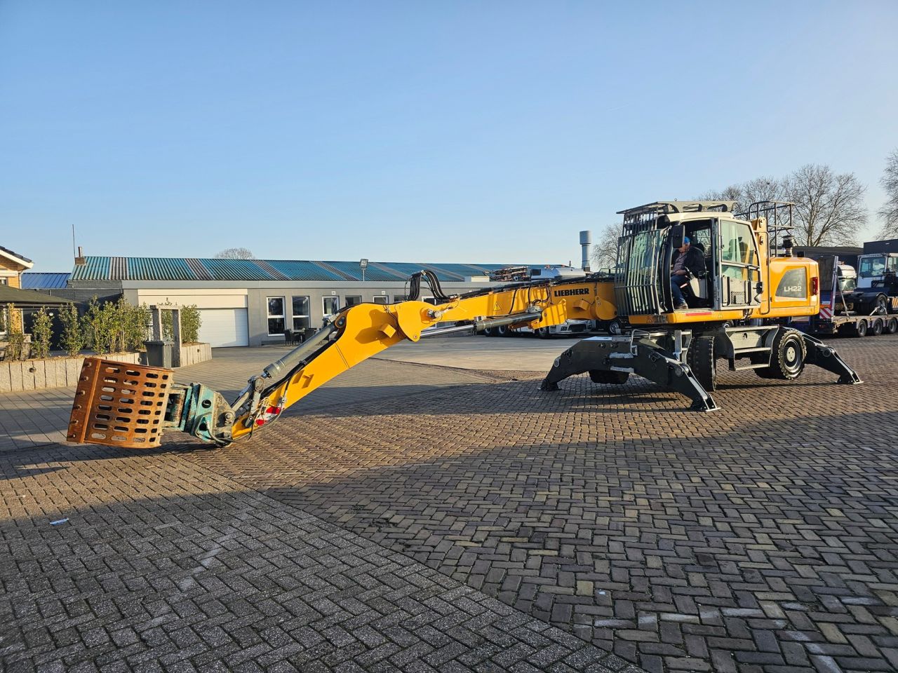Liebherr LH 22M With sorting Grab