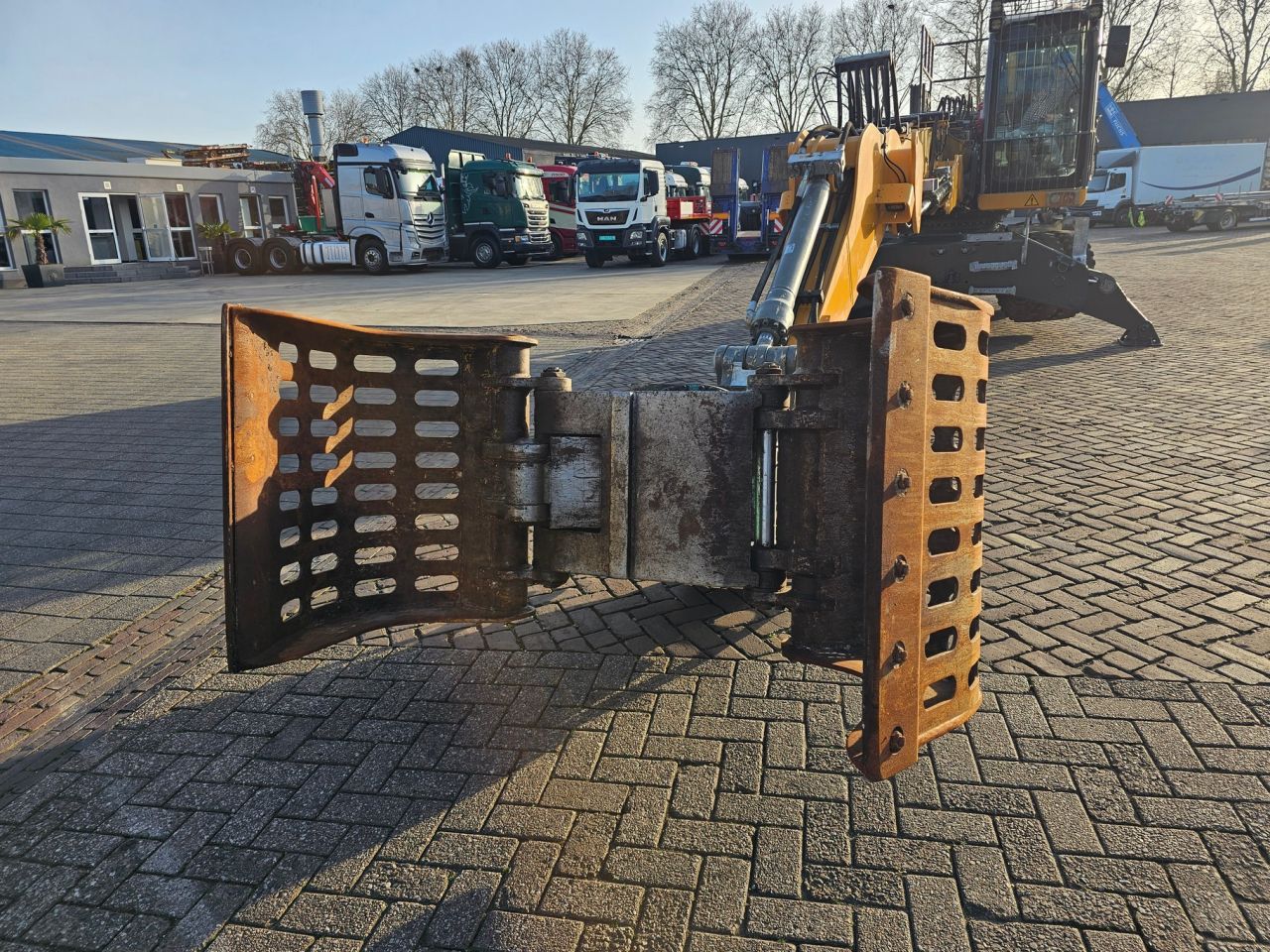 Liebherr LH 22M With sorting Grab